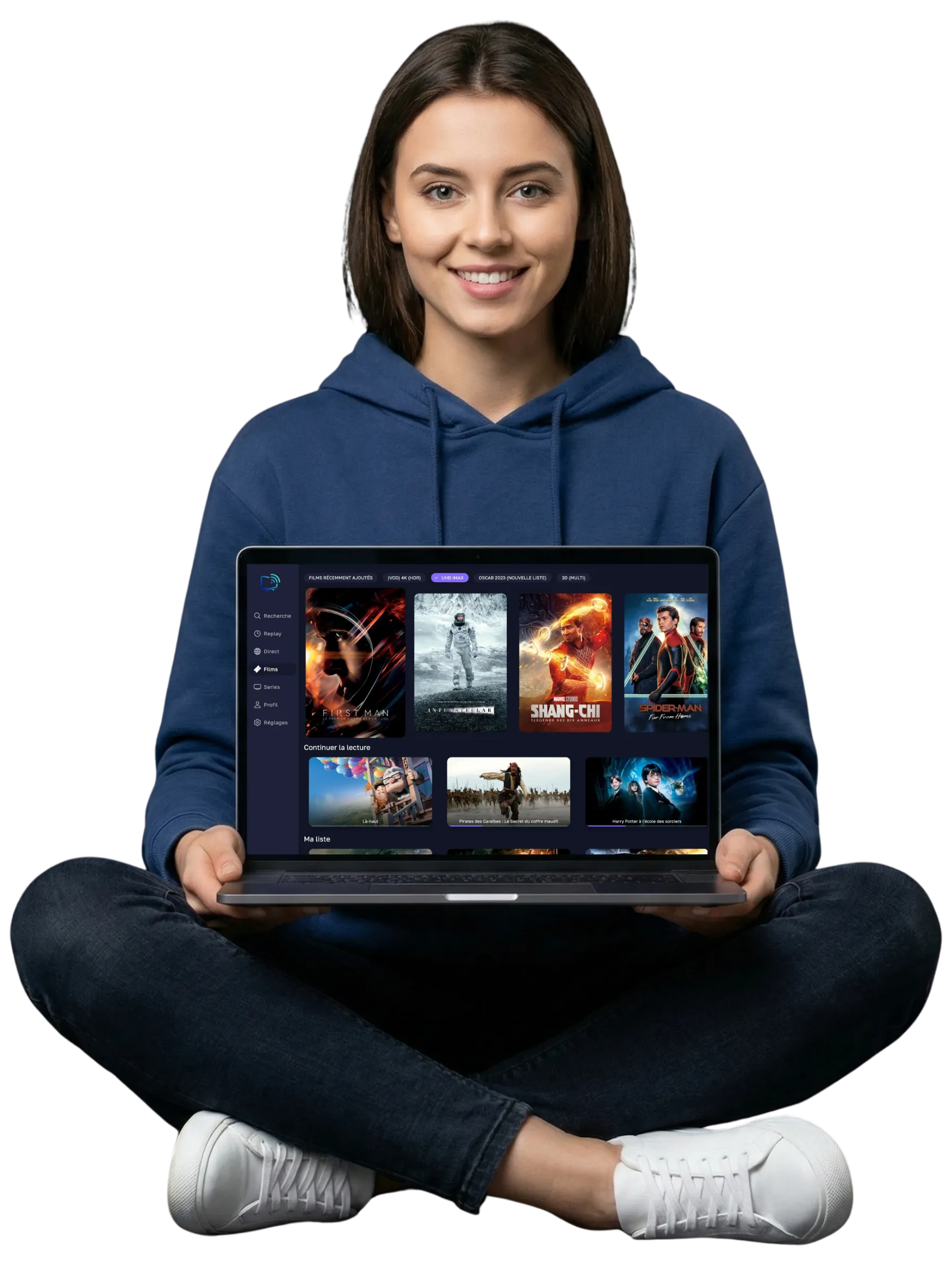 Femme souriante utilisant TiviOna sur laptop – meilleur abonnement IPTV France