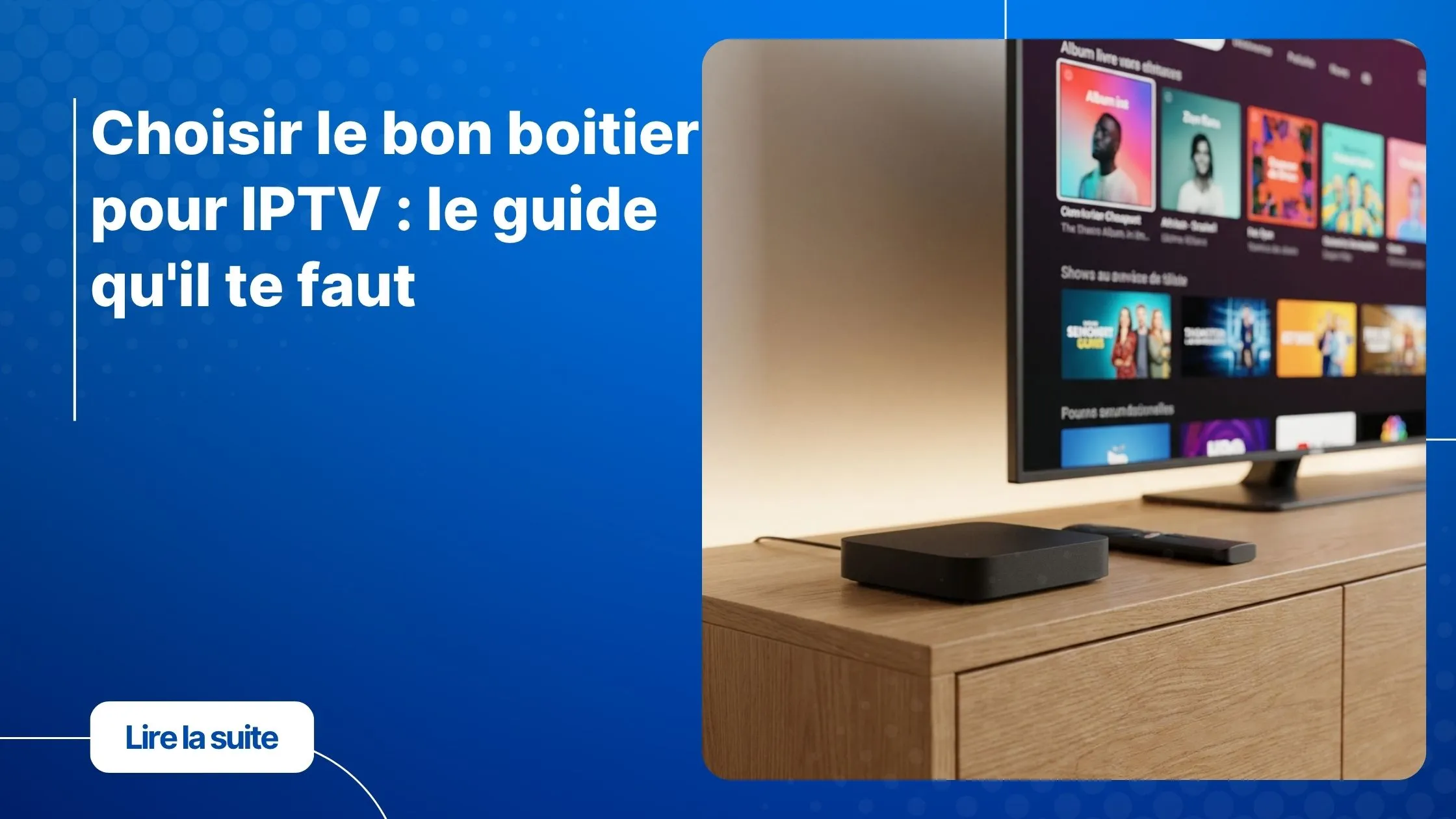 Boitier pour IPTV Android posé sur une surface en bois avec une télécommande et un écran TV en arrière-plan