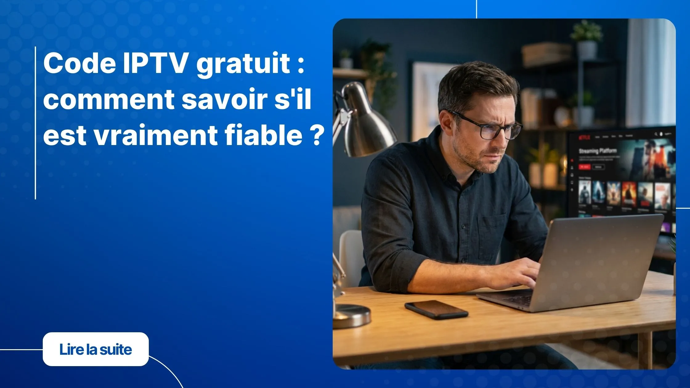Homme vérifiant un code IPTV gratuit sur son ordinateur avec attention