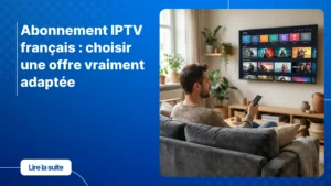 Homme regardant un abonnement IPTV français sur sa Smart TV dans son salon moderne
